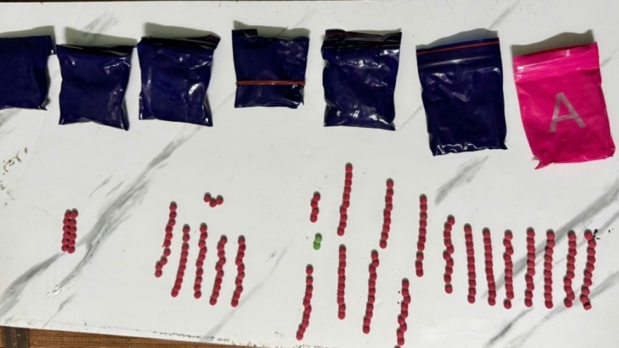 Bắt 2 đối tượng mua bán trái phép gần 1.200 viên ma túy tổng hợp